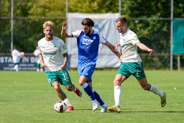 v.li.: Ole Pohlmann (Fürth, 10), Leon Avdullahu (Hoffenheim, 7), Dennis Srbeny (Fürth, 7), Zweikampf, Spielszene, Duell, duel, tackle, tackling, Dynamik, Action, Aktion, 25.07.2026, Zuzenhausen (Deutschland), Fussball, Testspiel, TSG 1899 Hoffenheim - SpVgg Greuther Fürth, DFB DFL REGULATIONS PROHIBIT ANY USE OF PHOTOGRAPHS AS IMAGE SEQUENCES AND OR QUASI-VIDEO. *** v li Ole Pohlmann Fürth, 10, Leon Avdullahu Hoffenheim, 7, Dennis Srbeny Fürth, 7, tackle, game scene, duel, tackle, tackling, dynamics, action, 07 25 2026, Zuzenhausen, Germany, soccer, friendly match, TSG 1899 Hoffenheim vs. SpVgg Greuther Fürth, DFB and DFL regulations prohibit any use of photographs as image sequences and or quasi-video xozx
