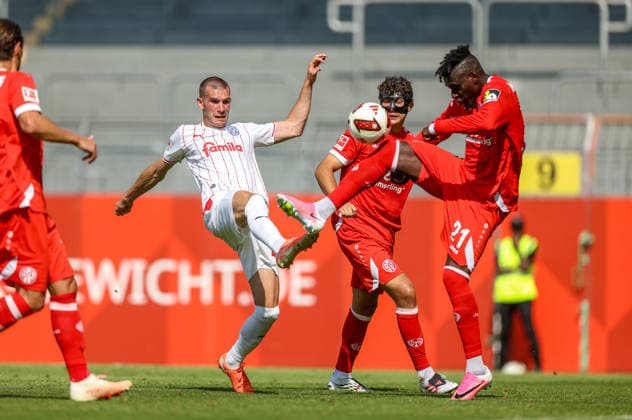 GER, Mainz, FSV Mainz 05 vs Holstein Kiel, Vorbereitung, Fussball, DFB, Spielzeit 2026 2027, Bruchwegstadion auf dem Wolfgang Frank Campus, Testspiel im Bild v.l.: David Zec (Holstein Kiel), Danny da Costa (FSV Mainz 05 21) DFB DFL REGULATIONS PROHIBIT ANY USE OF PHOTOGRAPHS AS IMAGE SEQUENCES AND OR QUASI-VIDEO, 25.07.2026 *** GER, Mainz, FSV Mainz 05 vs. Holstein Kiel, Preseason, Soccer, DFB, 2026–2027 Season, Bruchwegstadion on the Wolfgang Frank Campus, Friendly Match: Pictured from left, David Zec (Holstein Kiel), Danny da Costa, FSV Mainz 05. 21. DFB and DFL regulations prohibit any use of photographs as image sequences and or quasi-video. July 25, 2026 Copyright: HMBxMedia HendrikxHamelau