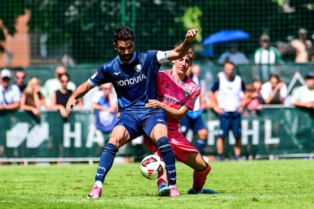 25.07.2026, AUT, Fußball, Herren, 1. Bundesliga, FSP, Saison 2026 2027, Zell am Ziller, SV Werder Bremen vs VfL Bochum Gerrit Holtmann (Bochum, 17), Luca Höcker (Werder Bremen, 35) Zell am Ziller Parkstadion Tirol Österreich *** July 25, 2026, Austria, Soccer, Men s, 1. Bundesliga, FSP, 2026–2027 Season, Zell am Ziller, SV Werder Bremen vs. VfL Bochum Gerrit Holtmann (Bochum), 17, Luca Höcker (Werder Bremen), 35 Zell am Ziller Parkstadion, Tyrol, Austria Copyright: xNordphotox xHafnerx