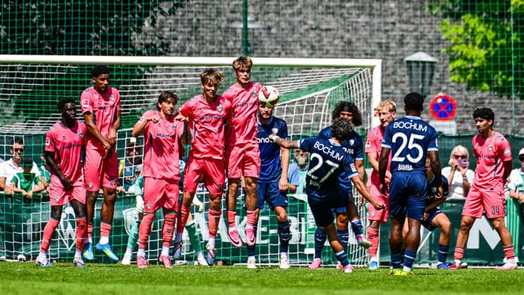 25.07.2026, AUT, Fußball, Herren, 1. Bundesliga, FSP, Saison 2026 2027, Zell am Ziller, SV Werder Bremen vs VfL Bochum Babis Drakas (Bochum, 27) schiesst einen Freistoss über die Bremer Mauer und das Tor Zell am Ziller Parkstadion Tirol Österreich *** July 25, 2026, Austria, Soccer, Men s, 1. Bundesliga, FSP, 2026–2027 Season, Zell am Ziller, SV Werder Bremen vs. VfL Bochum Babis Drakas Bochum, No. 27 scores on a free kick over the Bremen wall and into the goal at Zell am Ziller Parkstadion, Tyrol, Austria Copyright: xNordphotox xHafnerx