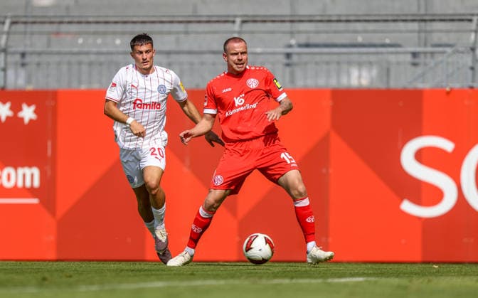 GER, Mainz, FSV Mainz 05 vs Holstein Kiel, Vorbereitung, Fussball, DFB, Spielzeit 2026 2027, Bruchwegstadion auf dem Wolfgang Frank Campus, Testspiel im Bild v.l.: Adrian Kapralik (Holstein Kiel 20), Lennard Maloney (FSV Mainz 05 15) DFB DFL REGULATIONS PROHIBIT ANY USE OF PHOTOGRAPHS AS IMAGE SEQUENCES AND OR QUASI-VIDEO, 25.07.2026 *** GER, Mainz, FSV Mainz 05 vs. Holstein Kiel, Preseason, Soccer, DFB, 2026–2027 Season, Bruchwegstadion on the Wolfgang Frank Campus, Friendly Match (pictured, from left): Adrian Kapralik, Holstein Kiel 20, Lennard Maloney, FSV Mainz 05 15. DFB and DFL regulations prohibit any use of photographs as image sequences and or quasi-video. July 25, 2026 Copyright: HMBxMedia HendrikxHamelau
