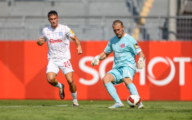 GER, Mainz, FSV Mainz 05 vs Holstein Kiel, Vorbereitung, Fussball, DFB, Spielzeit 2026 2027, Bruchwegstadion auf dem Wolfgang Frank Campus, Testspiel im Bild v.l.: Adrian Kapralik (Holstein Kiel 20), Robin Zentner (FSV Mainz 05 27) DFB DFL REGULATIONS PROHIBIT ANY USE OF PHOTOGRAPHS AS IMAGE SEQUENCES AND OR QUASI-VIDEO, 25.07.2026 *** GER, Mainz, FSV Mainz 05 vs. Holstein Kiel, Preseason, Soccer, DFB, 2026–2027 Season, Bruchwegstadion on the Wolfgang Frank Campus, Friendly Match: Pictured from left: Adrian Kapralik, Holstein Kiel 20, Robin Zentner, FSV Mainz 05 27. DFB and DFL regulations prohibit any use of photographs as image sequences and or quasi-video. July 25, 2026 Copyright: HMBxMedia HendrikxHamelau