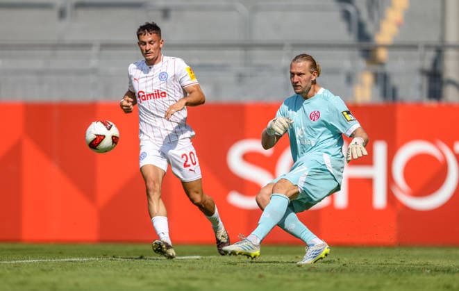 GER, Mainz, FSV Mainz 05 vs Holstein Kiel, Vorbereitung, Fussball, DFB, Spielzeit 2026 2027, Bruchwegstadion auf dem Wolfgang Frank Campus, Testspiel im Bild v.l.: Adrian Kapralik (Holstein Kiel 20), Robin Zentner (FSV Mainz 05 27) DFB DFL REGULATIONS PROHIBIT ANY USE OF PHOTOGRAPHS AS IMAGE SEQUENCES AND OR QUASI-VIDEO, 25.07.2026 *** GER, Mainz, FSV Mainz 05 vs. Holstein Kiel, Preseason, Soccer, DFB, 2026–2027 Season, Bruchwegstadion on the Wolfgang Frank Campus, Friendly Match: Pictured from left: Adrian Kapralik, Holstein Kiel 20, Robin Zentner, FSV Mainz 05 27. DFB and DFL regulations prohibit any use of photographs as image sequences and or quasi-video. July 25, 2026 Copyright: HMBxMedia HendrikxHamelau