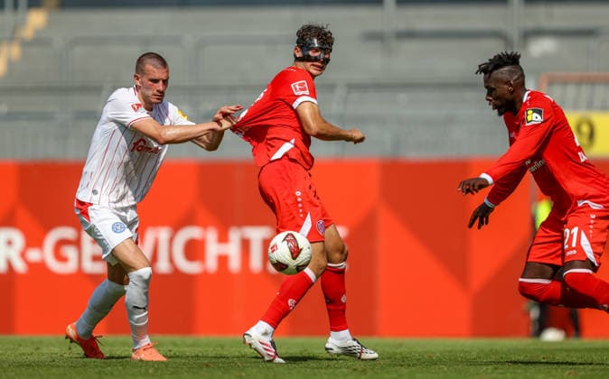 GER, Mainz, FSV Mainz 05 vs Holstein Kiel, Vorbereitung, Fussball, DFB, Spielzeit 2026 2027, Bruchwegstadion auf dem Wolfgang Frank Campus, Testspiel im Bild v.l.: David Zec (Holstein Kiel), Eric Martel (FSV Mainz 05 5) DFB DFL REGULATIONS PROHIBIT ANY USE OF PHOTOGRAPHS AS IMAGE SEQUENCES AND OR QUASI-VIDEO, 25.07.2026 *** GER, Mainz, FSV Mainz 05 vs. Holstein Kiel, Preseason, Soccer, DFB, 2026–2027 Season, Bruchwegstadion on the Wolfgang Frank Campus, Friendly Match: Pictured from left, David Zec (Holstein Kiel), Eric Martel, FSV Mainz 05. 5 DFB DFL regulations prohibit any use of photographs as image sequences and or quasi-video. July 25, 2026 Copyright: HMBxMedia HendrikxHamelau