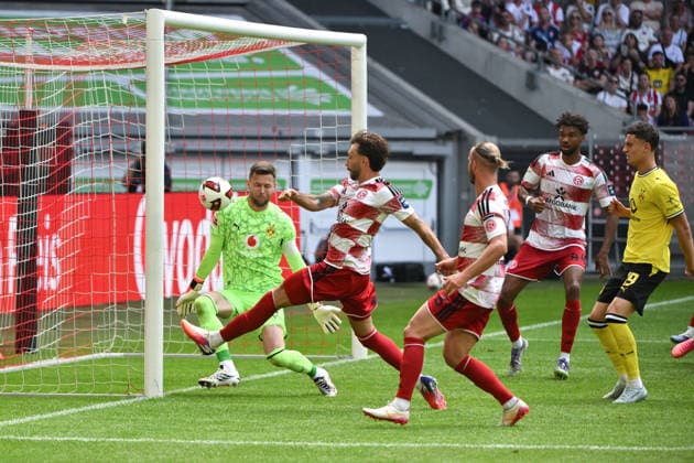 Fabian Schleusener (Fortuna Duesseldorf), mi., erzielt gegen Torwart Patrick Drewes (Borussia Dortmund) das Tor zum 1:1 25.07.2026, Fussball, Saison 2026 2027, Testspiel, Fortuna Düsseldorf - Borussia Dortmund 2:1 Duesseldorf Nordrhein Westfalen Deutschland *** Fabian Schleusener of Fortuna Düsseldorf scored the goal against Borussia Dortmund goalkeeper Patrick Drewes to tie the game at 1–1 on July 25, 2026, Soccer, 2026–2027 season, friendly match, Fortuna Düsseldorf vs. Borussia Dortmund 2–1, Düsseldorf, North Rhine-Westphalia, Germany Team2