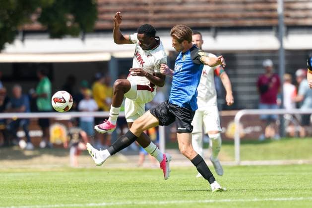 im Zweikampf, Aktion, mit Uchenna Ogundu 39 (FC Augsburg), Siemen Voet 4 (1. FC Saarbruecken), FC Augsburg vs. 1. FC Saarbruecken, Fussball, 1. Bundesliga, Testspiel, Saison 2026 27, 25.07.2026 Kaufbeuren Bayern Deutschland *** One-on-one, action, featuring Uchenna Ogundu (39, FC Augsburg) and Siemen Voet (4, 1 FC Saarbrücken), FC Augsburg vs. 1 FC Saarbrücken, soccer, Bundesliga 1, Friendly, 2026–27 season, July 25, 2026, Kaufbeuren, Bavaria, Germany Copyright: xkolbert-press ChristianxKolbertx