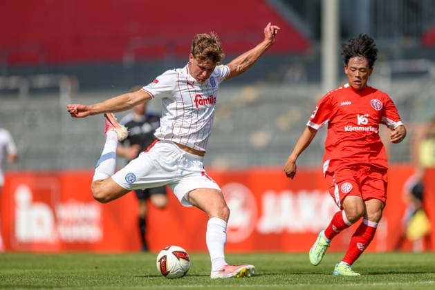 GER, Mainz, FSV Mainz 05 vs Holstein Kiel, Vorbereitung, Fussball, DFB, Spielzeit 2026 2027, Bruchwegstadion auf dem Wolfgang Frank Campus, Testspiel im Bild: Ivan Nekic (Holstein Kiel 13), Torschuss DFB DFL REGULATIONS PROHIBIT ANY USE OF PHOTOGRAPHS AS IMAGE SEQUENCES AND OR QUASI-VIDEO, 25.07.2026 *** GER, Mainz, FSV Mainz 05 vs. Holstein Kiel, preseason, soccer, DFB, 2026–2027 season, Bruchweg Stadium on the Wolfgang Frank Campus, Friendly Match: Photo of Ivan Nekic (Holstein Kiel No. 13) taking a shot on goal. DFB and DFL regulations prohibit any use of photographs as image sequences and or quasi-video. July 25, 2026 Copyright: HMBxMedia HendrikxHamelau