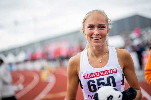 260725 Elna Wester, Örgryte IS, jublar efter damernas 400m under dag 2 av friidrotts-SM den 25 juli 2026 i Uppsala. *** July 25, 2026: Elna Wester of Örgryte IS celebrates after the women’s 400-meter race on Day 2 of the Swedish Track and Field Championships in Uppsala  Copyright: ARONxBROMAN BB260725AM020