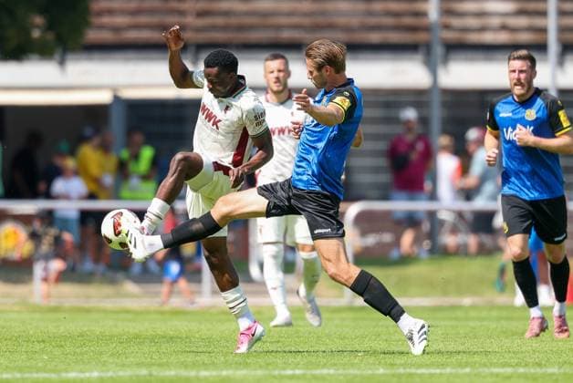 im Zweikampf, Aktion, mit Uchenna Ogundu 39 (FC Augsburg), Siemen Voet 4 (1. FC Saarbruecken), FC Augsburg vs. 1. FC Saarbruecken, Fussball, 1. Bundesliga, Testspiel, Saison 2026 27, 25.07.2026 Kaufbeuren Bayern Deutschland *** One-on-one, action, featuring Uchenna Ogundu (39, FC Augsburg) and Siemen Voet (4, 1 FC Saarbrücken), FC Augsburg vs. 1 FC Saarbrücken, soccer, Bundesliga 1, Friendly, 2026–27 season, July 25, 2026, Kaufbeuren, Bavaria, Germany Copyright: xkolbert-press ChristianxKolbertx