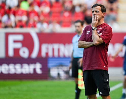 25.07.2026, xpsx, Fussball Testspiel, Kickers Offenbach - Bayer 04 Leverkusen v.l. Trainer Carles Martinez (Bayer 04 Leverkusen) (DFL DFB REGULATIONS PROHIBIT ANY USE OF PHOTOGRAPHS as IMAGE SEQUENCES and or QUASI-VIDEO) emspor Offenbach *** July 25, 2026, xpsx, soccer friendly match, Kickers Offenbach vs. Bayer 04 Leverkusen, Coach Carles Martinez, Bayer 04 Leverkusen. DFL and DFB regulations prohibit any use of photographs as image sequences and or quasi-video. emspor Offenbach