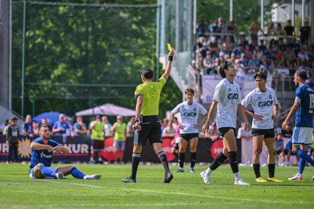 25.07.2026, Fussball, Saison 2026 2027, Vorbereitung, Testspiel: Fagiano Okayama - FC Schalke 04, Gelbe Karte Hiroshi Omori (Fagiano Okayama) xRHR-FOTO YYx *** July 25, 2026, Soccer, 2026–2027 Season, Preseason, Friendly Match: Fagiano Okayama vs. FC Schalke 04, Yellow Card: Hiroshi Omori (Fagiano Okayama) xRHR PHOTO YYx Copyright: KROEGER RHR-FOTOx RHR-FOTO YY