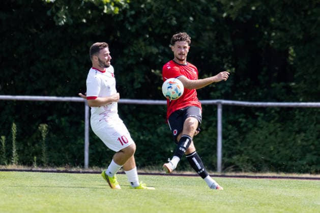 Gino Andre PORTELLA (1. Goeppinger SV, 04) im Zweikampf gegen Patrick FOSSI (SV Fellbach, 10) SV Fellbach vs. 1. Goeppinger SV, Fussball, WFV-Pokal, 1. Runde, Spielzeit 2026 2027, 25.07.2026, SV Fellbach vs. 1. Goeppinger SV, Fussball, WFV-Pokal, 1. Runde, Spielzeit 2026 2027, 25.07.2026, Fellbach *** Gino Andre PORTELLA 1 Goeppinger SV, 04 in a tackle against Patrick FOSSI SV Fellbach, 10 SV Fellbach vs. 1 Goeppinger SV, Soccer, WFV Cup, 1st Round, 2026–2027 Season, July 25, 2026, SV Fellbach vs. 1 Goeppinger SV, Soccer, WFV Cup, 1st Round, 2026–2027 Season, July 25, 2026, Fellbach Copyright: xEibnerxPressefoto OliverxSchmidtx EP_OST