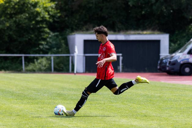 Luca Maximilian PILJEK (1. Goeppinger SV, 10) mit einem Freistoss SV Fellbach vs. 1. Goeppinger SV, Fussball, WFV-Pokal, 1. Runde, Spielzeit 2026 2027, 25.07.2026, SV Fellbach vs. 1. Goeppinger SV, Fussball, WFV-Pokal, 1. Runde, Spielzeit 2026 2027, 25.07.2026, Fellbach *** Luca Maximilian PILJEK 1 Goeppinger SV, 10 on a free kick SV Fellbach vs. 1 Goeppinger SV, Soccer, WFV Cup, 1st Round, 2026–2027 Season, July 25, 2026, SV Fellbach vs. 1 Goeppinger SV, Soccer, WFV Cup, 1st Round, 2026–2027 Season, July 25, 2026, Fellbach Copyright: xEibnerxPressefoto OliverxSchmidtx EP_OST