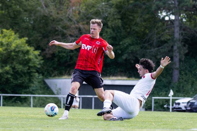 Denis LUEBKE (1. Goeppinger SV, 23) im Zweikampf gegen Simone Giovanne DORIA (SV Fellbach, 18) 8SV Fellbach vs. 1. Goeppinger SV, Fussball, WFV-Pokal, 1. Runde, Spielzeit 2026 2027, 25.07.2026, SV Fellbach vs. 1. Goeppinger SV, Fussball, WFV-Pokal, 1. Runde, Spielzeit 2026 2027, 25.07.2026, Fellbach *** Denis LUEBKE (1 Goeppinger SV), 23, in a tackle against Simone Giovanne DORIA (SV Fellbach), 18; SV Fellbach vs. 1 Goeppinger SV, Soccer, WFV Cup, 1st Round, 2026–2027 Season, July 25, 2026, SV Fellbach vs. 1 Goeppinger SV, Soccer, WFV Cup, 1st Round, 2026–2027 Season, July 25, 2026, Fellbach Copyright: xEibnerxPressefoto OliverxSchmidtx EP_OST