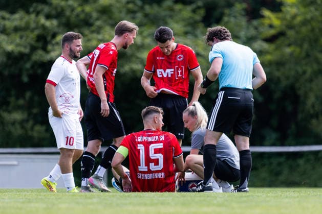 Levin STEINBRENNER (1. Goeppinger SV, 15) muss verletzt das Feld verlassen, Auswechslung, Verletzung SV Fellbach vs. 1. Goeppinger SV, Fussball, WFV-Pokal, 1. Runde, Spielzeit 2026 2027, 25.07.2026, SV Fellbach vs. 1. Goeppinger SV, Fussball, WFV-Pokal, 1. Runde, Spielzeit 2026 2027, 25.07.2026, Fellbach *** Levin STEINBRENNER (1 Goeppinger SV, 15) had to leave the field due to injury; substitution; injury; SV Fellbach vs. 1 Goeppinger SV, soccer, WFV Cup, 1st round, 2026–2027 season, July 25, 2026, SV Fellbach vs. 1 Goeppinger SV, Soccer, WFV Cup, 1st Round, 2026–2027 Season, July 25, 2026, Fellbach Copyright: xEibnerxPressefoto OliverxSchmidtx EP_OST