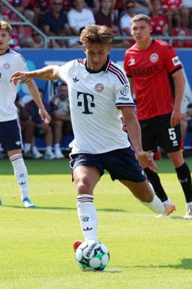 25.07.2026, xrekx, Fussball Testspiel, SV Wehen Wiesbaden - FC Bayern München v.l. Tom Bischof (FC Bayern Muenchen) erzielt das Tor, Treffer, scores the goal zum 1:1 per Elfmeter Strafstoss (DFL DFB REGULATIONS PROHIBIT ANY USE OF PHOTOGRAPHS as IMAGE SEQUENCES and or QUASI-VIDEO) Wiesbaden *** July 25, 2026, xrekx, Soccer Friendly Match, SV Wehen Wiesbaden vs. FC Bayern Munich – Tom Bischof, FC Bayern Munich scores the goal, goal, scores the goal to make it 1–1 on a penalty kick. DFL and DFB regulations prohibit any use of photographs as image sequences and or quasi-video. Wiesbaden