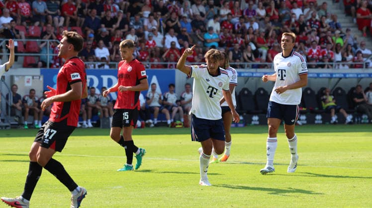 25.07.2026, xrekx, Fussball Testspiel, SV Wehen Wiesbaden - FC Bayern München v.l. Torjubel nach dem Tor zum celebrating the goal celebrate 1:1 durch Tom Bischof (FC Bayern Muenchen) (DFL DFB REGULATIONS PROHIBIT ANY USE OF PHOTOGRAPHS as IMAGE SEQUENCES and or QUASI-VIDEO) Wiesbaden *** July 25, 2026, xrekx, Soccer friendly match, SV Wehen Wiesbaden vs. FC Bayern Munich – Goal celebration after Tom Bischof’s goal to make the score 1–1. FC Bayern Munich. DFL and DFB regulations prohibit any use of photographs as image sequences and or quasi-video. Wiesbaden
