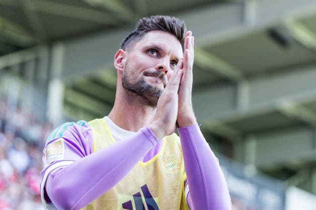 WIESBADEN, GERMANY - JULY 25: Sven Ulreich (FC Bayern Muenchen, 26) applauds during the friendly game between SV Wehen Wiesbaden vs. FC Bayern Muenchen at BRITA Arena on July 25, 2026 in Wiesbaden, Germany. Hessen Germany Copyright: xSteffiexWunderlx