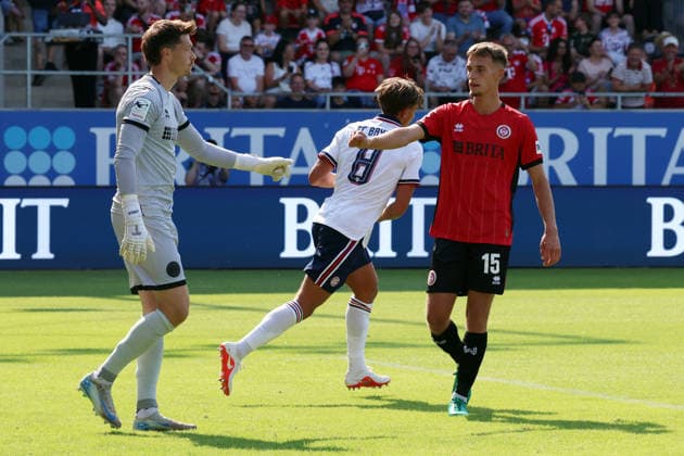 25.07.2026, xrekx, Fussball Testspiel, SV Wehen Wiesbaden - FC Bayern München v.l. Florian Stritzel (SV Wehen Wiesbaden) Justin Janitzek (SV Wehen Wiesbaden) Tom Bischof (FC Bayern Muenchen) erzielt das Tor, Treffer, scores the goal zum 1:1 per Elfmeter Strafstoss (DFL DFB REGULATIONS PROHIBIT ANY USE OF PHOTOGRAPHS as IMAGE SEQUENCES and or QUASI-VIDEO) Wiesbaden *** July 25, 2026, xrekx, Soccer Friendly Match, SV Wehen Wiesbaden vs. FC Bayern Munich: Florian Stritzel (SV Wehen Wiesbaden), Justin Janitzek (SV Wehen Wiesbaden), Tom Bischof (FC Bayern Munich) scores the goal, goal, scores the goal to make it 1–1 on a penalty kick. DFL and DFB regulations prohibit any use of photographs as image sequences and or quasi-video. Wiesbaden