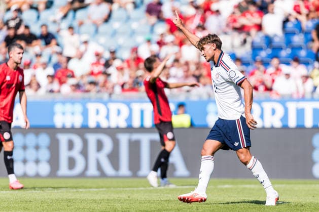 WIESBADEN, GERMANY - JULY 25: Tom Bischof (FC Bayern Muenchen, 8) celebrates scoring the 1:1 goal after penalty during the friendly game between SV Wehen Wiesbaden vs. FC Bayern Muenchen at BRITA Arena on July 25, 2026 in Wiesbaden, Germany. Hessen Germany Copyright: xSteffiexWunderlx