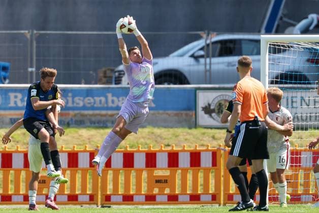 Torwartaktion von Finn Dahmen 1 (FC Augsburg), FC Augsburg vs. 1. FC Saarbruecken, Fussball, 1. Bundesliga, Testspiel, Saison 2026 27, 25.07.2026 Kaufbeuren Bayern Deutschland *** Goalkeeper save by Finn Dahmen of 1 FC Augsburg, FC Augsburg vs. 1 FC Saarbrücken, Soccer, Bundesliga 1, Friendly Match, 2026–27 Season, July 25, 2026, Kaufbeuren, Bavaria, Germany Copyright: xkolbert-press ChristianxKolbertx
