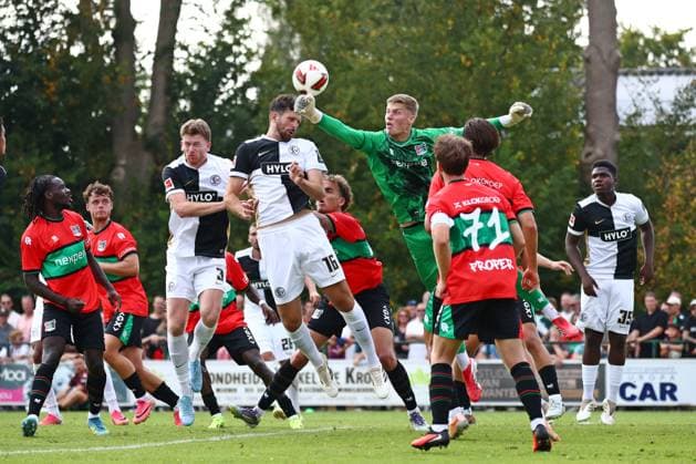 25.07.2026, NED, Fußball, Herren, Testspiel, Saison 2026 2027, Weurt, NEC Nijmegen vs. SV 07 Elversberg Torwart Freek Entius ( NEC Nijmegen 36 ) bekommt durch Torschütze Luca Pfeiffer ( SV Elversberg 16 ) das 0:1 Weurt Sportpark De Kamp Gelderland Niederlande *** July 25, 2026, Netherlands, Soccer, Men s, Friendly, 2026–2027 Season, Weurt, NEC Nijmegen vs. SV 07 Elversberg; Goalkeeper Freek Entius (NEC Nijmegen, 36) concedes the 0–1 goal to Luca Pfeiffer (SV Elversberg, 16) at Weurt Sportpark De Kamp, Gelderland, Netherlands Copyright: xNordphotox xSMx