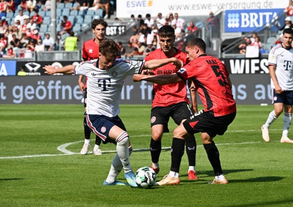 25.07.2026, xsltx, Fussball Testspiel, SV Wehen Wiesbaden - FC Bayern München v.l. Tim Binder (FC Bayern München) und Niklas May (SV Wehen Wiesbaden) im Zweikampf - Binder sorgte in der zweiten Hälfte für mehr Schwung m Bayern-Spiel (DFL DFB REGULATIONS PROHIBIT ANY USE OF PHOTOGRAPHS as IMAGE SEQUENCES and or QUASI-VIDEO) *** July 25, 2026, xsltx, Soccer Friendly Match, SV Wehen Wiesbaden vs. FC Bayern Munich: Tim Binder of FC Bayern Munich and Niklas May of SV Wehen Wiesbaden in a tackle. Binder brought more momentum to Bayern’s game in the second half. DFL DFB REGULATIONS PROHIBIT ANY USE OF PHOTOGRAPHS as IMAGE SEQUENCES and or QUASI VVIDEO