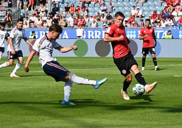 25.07.2026, xsltx, Fussball Testspiel, SV Wehen Wiesbaden - FC Bayern München v.l. Schussversuch von Tim Binder (FC Bayern München) (DFL DFB REGULATIONS PROHIBIT ANY USE OF PHOTOGRAPHS as IMAGE SEQUENCES and or QUASI-VIDEO) *** July 25, 2026, xsltx, soccer friendly match, SV Wehen Wiesbaden vs. FC Bayern Munich, shot attempt by Tim Binder, FC Bayern Munich. DFL and DFB regulations prohibit any use of photographs as image sequences and or quasi-video.