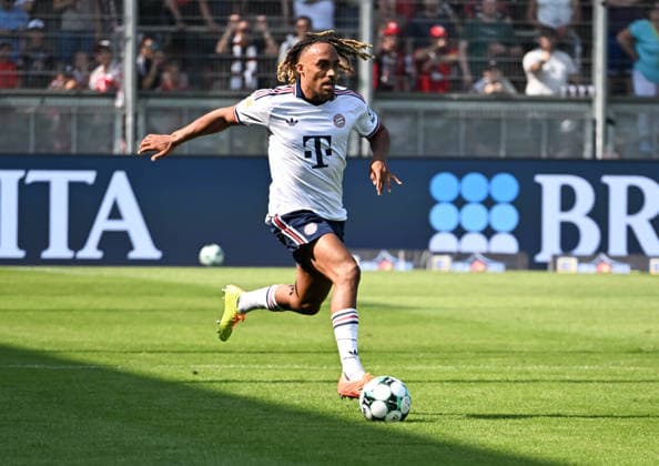 25.07.2026, xsltx, Fussball Testspiel, SV Wehen Wiesbaden - FC Bayern München v.l. Sacha Boey (FC Bayern München) (DFL DFB REGULATIONS PROHIBIT ANY USE OF PHOTOGRAPHS as IMAGE SEQUENCES and or QUASI-VIDEO) *** July 25, 2026, xsltx, Soccer Friendly Match, SV Wehen Wiesbaden vs. FC Bayern Munich, Sacha Boey, FC Bayern Munich. DFL and DFB regulations prohibit any use of photographs as image sequences and or quasi-video.