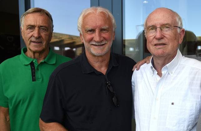 25.07.2026 xhpx Offenbach am Main, Plutos Stadion am Bieberer Berg - Jubiläumsspiel Kickers Offenbach (OFC) - Bayer 04 Leverkusen. Ex-OFC Torhüter Karl-Heinz Volz, Rudolf Rudi Völler,, OFC-Pokalsieger Egon Schmitt *** July 25, 2026 xhpx Offenbach am Main, Pluto Stadium at Bieberer Berg Anniversary Match: Kickers Offenbach vs. OFC Bayer 04 Leverkusen Former OFC goalies Karl Heinz Volz and Rudolf Rudi Völler, OFC Cup champion Egon Schmitt