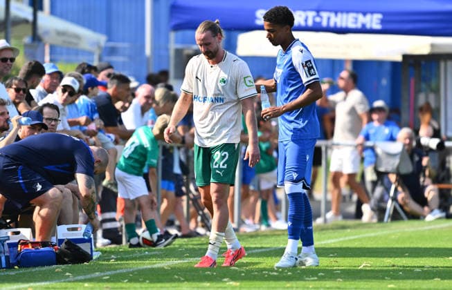 25.07.2026 - Fussball - Saison 2026 2027 - Testspiel Freundschaftsspiel Vorbereitungsspiel - TSG 1899 Hoffenheim - SpVgg Greuther Fürth ( Kleeblatt ) - - Sportfoto Zink - xwoxzix - regulations prohibit any use of photographs as image sequences and or quasi-video - only for editorial use - Jannis Heuer (22, SpVgg Greuther Fürth ) muss angeschlagen aufgeben - Tristan Spranger (40, TSG 1899 Hoffenheim ) bei ihm *** July 25, 2026 Soccer Season 2026–2027 Exhibition Match Friendly Match Preseason Match TSG 1899 Hoffenheim SpVgg Greuther Fürth Kleeblatt Sports Photo Zink xwoxzix Regulations prohibit any use of photographs as image sequences and or quasi-video For editorial use only. Jannis Heuer, 22, of SpVgg Greuther Fürth, is forced to leave the game injured; Tristan Spranger, 40, of TSG 1899 Hoffenheim, is with him