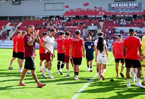 25.07.2026, xpsx, Fussball Testspiel, Kickers Offenbach - Bayer 04 Leverkusen v.l. OFC und Leverkusen Spieler gemeinsam vor dem block Robert Andrich (Bayer 04 Leverkusen) (DFL DFB REGULATIONS PROHIBIT ANY USE OF PHOTOGRAPHS as IMAGE SEQUENCES and or QUASI-VIDEO) emspor Offenbach *** July 25, 2026, xpsx, soccer friendly, Kickers Offenbach vs. Bayer 04 Leverkusen: OFC and Leverkusen players together in front of the stands; Robert Andrich, Bayer 04 Leverkusen; DFL, DFB regulations prohibit any use of photographs as image sequences and or quasi-video; emspor Offenbach