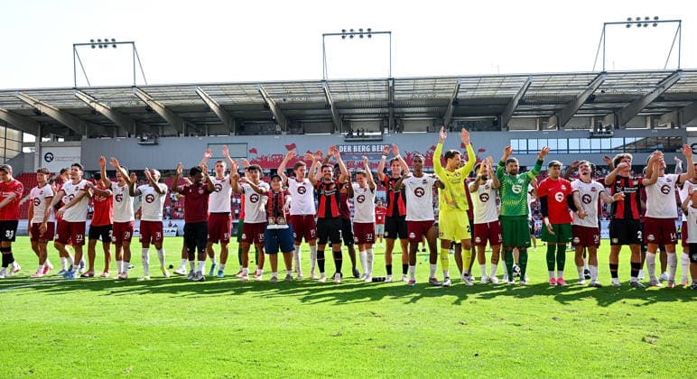 25.07.2026, xpsx, Fussball Testspiel, Kickers Offenbach - Bayer 04 Leverkusen v.l. OFC und Leverkusen Spieler gemeinsam vor dem block (DFL DFB REGULATIONS PROHIBIT ANY USE OF PHOTOGRAPHS as IMAGE SEQUENCES and or QUASI-VIDEO) emspor Offenbach *** July 25, 2026, xpsx, soccer exhibition match, Kickers Offenbach vs. Bayer 04 Leverkusen, OFC and Leverkusen players together in front of Block DFL DFB REGULATIONS PROHIBIT ANY USE OF PHOTOGRAPHS as IMAGE SEQUENCES and or QUASI-VIDEO emspor Offenbach