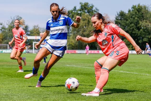 HATTEMERBROEK , 25-07-2026 , sportpark De Kuule , season 2026 2027 , Dutch Preseason football , friendly match between PEC Zwolle (women) and SV Werder Bremen (women) , picture shows PEC Zwolle player Aniek Janssen, Werder Bremen player Felicia Strasser PEC Ã Werder Bremen (women friendly)  x205198029x Copyright: