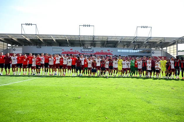 25.07.2026, xpsx, Fussball Testspiel, Kickers Offenbach - Bayer 04 Leverkusen v.l. OFC und Leverkusen Spieler gemeinsam vor dem block (DFL DFB REGULATIONS PROHIBIT ANY USE OF PHOTOGRAPHS as IMAGE SEQUENCES and or QUASI-VIDEO) emspor Offenbach *** July 25, 2026, xpsx, soccer exhibition match, Kickers Offenbach vs. Bayer 04 Leverkusen, OFC and Leverkusen players together in front of Block DFL DFB REGULATIONS PROHIBIT ANY USE OF PHOTOGRAPHS as IMAGE SEQUENCES and or QUASI-VIDEO emspor Offenbach
