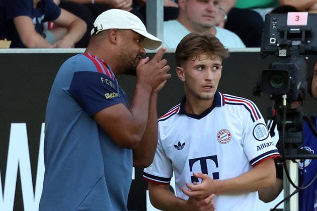 25.07.2026, xrekx, Fussball Testspiel, SV Wehen Wiesbaden - FC Bayern München v.l. Vincent Kompany Trainer (FC Bayern Muenchen) gibt Anweisungen, gestikuliert, mit den Armen gestikulieren gives instructions, gesticulate Tim Binder (FC Bayern Muenchen) (DFL DFB REGULATIONS PROHIBIT ANY USE OF PHOTOGRAPHS as IMAGE SEQUENCES and or QUASI-VIDEO) Wiesbaden *** July 25, 2026, xrekx, Soccer Friendly Match, SV Wehen Wiesbaden vs. FC Bayern Munich: Vincent Kompany, coach of FC Bayern Munich, gives instructions, gesticulates with his arms, gesticulates Tim Binder FC Bayern Munich DFL DFB REGULATIONS PROHIBIT ANY USE OF PHOTOGRAPHS as IMAGE SEQUENCES and or QUASI-VIDEO Wiesbaden