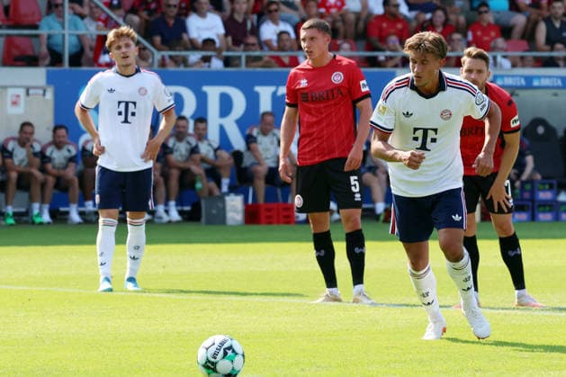 25.07.2026, xrekx, Fussball Testspiel, SV Wehen Wiesbaden - FC Bayern München v.l. Tom Bischof (FC Bayern Muenchen) erzielt das Tor, Treffer, scores the goal zum 1:1 per Elfmeter Strafstoss (DFL DFB REGULATIONS PROHIBIT ANY USE OF PHOTOGRAPHS as IMAGE SEQUENCES and or QUASI-VIDEO) Wiesbaden *** July 25, 2026, xrekx, Soccer Friendly Match, SV Wehen Wiesbaden vs. FC Bayern Munich – Tom Bischof, FC Bayern Munich scores the goal, goal, scores the goal to make it 1–1 on a penalty kick. DFL and DFB regulations prohibit any use of photographs as image sequences and or quasi-video. Wiesbaden