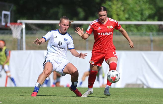 Svea Stoldt, Sophie Weidauer am Ball Zweikampf Spielszene Aktion Fußball Fussball Testspiel Bundesliga Damen Frauen Saison 2026 2027 25.07.2026 1.FC Union Berlin vs. Hamburger SV HSV DFL regulations prohibit any use of photographs as image sequences and or quasi-video *** Svea Stoldt, Sophie Weidauer on the ball, tackle, game scene, action, sports, soccer, women s soccer, friendly match, Bundesliga, women s season 2026–2027, July 25, 2026, 1. FC Union Berlin vs. Hamburger SV (HSV). DFL regulations prohibit any use of photographs as image sequences and or quasi-video.
