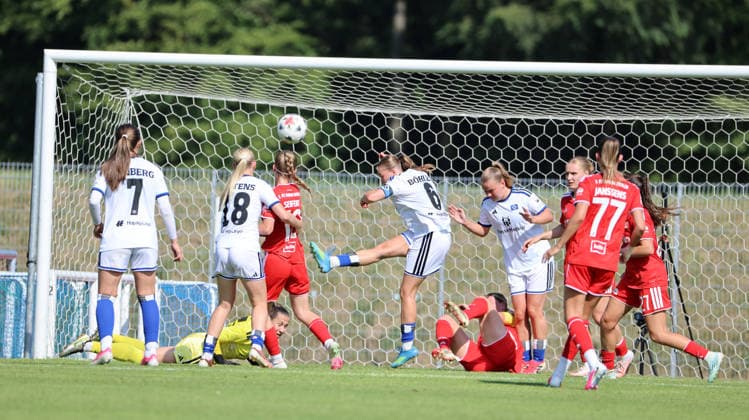 Annaleen Böhler am Ball (Mitte) Zweikampf Spielszene Aktion Fußball Fussball Testspiel Bundesliga Damen Frauen Saison 2026 2027 25.07.2026 1.FC Union Berlin vs. Hamburger SV HSV DFL regulations prohibit any use of photographs as image sequences and or quasi-video *** Annaleen Böhler on the ball, in the middle of a tackle, game scene, action, sports, soccer, women s soccer, friendly match, Bundesliga, women s season 2026–2027, July 25, 2026, 1. FC Union Berlin vs. Hamburger SV (HSV). DFL regulations prohibit any use of photographs as image sequences and or quasi-video.