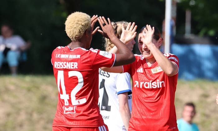 Antonia Halverkamps jubelt nach Tor zum 2:1 mit Naika Reissner Freude Emotion Jubel Fußball Fussball Testspiel Bundesliga Damen Frauen Saison 2026 2027 25.07.2026 1.FC Union Berlin vs. Hamburger SV HSV DFL regulations prohibit any use of photographs as image sequences and or quasi-video *** Antonia Halverkamp celebrates with Naika Reissner after scoring the goal to make it 2–1. Joy, Emotion, Celebration, Sports, Soccer, Women s Soccer, Friendly Match, Bundesliga, Women s Season 2026–2027, July 25, 2026, 1. FC Union Berlin vs. Hamburger SV (HSV). DFL regulations prohibit any use of photographs as image sequences and or quasi-video