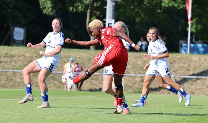 Naika Reissner am Ball Zweikampf Spielszene Aktion Fußball Fussball Testspiel Bundesliga Damen Frauen Saison 2026 2027 25.07.2026 1.FC Union Berlin vs. Hamburger SV HSV DFL regulations prohibit any use of photographs as image sequences and or quasi-video *** Naika Reissner on the ball, tackle, game scene, action, sports, soccer, women s soccer, friendly match, Bundesliga, women s season 2026–2027, July 25, 2026, 1. FC Union Berlin vs. Hamburger SV (HSV). DFL regulations prohibit any use of photographs as image sequences and or quasi-video.