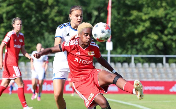 Gloria Sliskovic, Naika Reissner am Ball Zweikampf Spielszene Aktion Fußball Fussball Testspiel Bundesliga Damen Frauen Saison 2026 2027 25.07.2026 1.FC Union Berlin vs. Hamburger SV HSV DFL regulations prohibit any use of photographs as image sequences and or quasi-video *** Gloria Sliskovic, Naika Reissner on the ball, tackle, game scene, action, sports, soccer, women s soccer, friendly match, Bundesliga, women s season 2026–2027, July 25, 2026, 1. FC Union Berlin vs. Hamburger SV (HSV). DFL regulations prohibit any use of photographs as image sequences and or quasi-video.