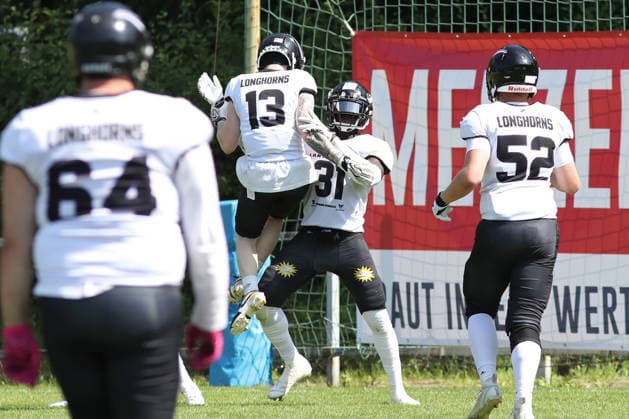GFL2: Leipzig Lions vs. Langenfeld Longhorns, 25.07.2026 Mohamed Traore ( 31, Langenfeld Longhorns) wird von Bennet Gablenz ( 13, Langenfeld Longhorns) für einen Touchdown gefeiert. German Football League 2 Gruppe Nord, Saison 2026: Leipzig Lions vs. Langenfeld Longhorns am 25.07.2026 im Sportpark Camillo Ugi, Markkleeberg. *** GFL2 Leipzig Lions vs. Langenfeld Longhorns, July 25, 2026: Mohamed Traore (31), Langenfeld Longhorns, is celebrated by Bennet Gablenz (13), Langenfeld Longhorns, on a touchdown. German Football League 2 North Division, 2026 season. Leipzig Lions vs. Langenfeld Longhorns on July 25, 2026, at Sportpark Camillo Ugi, Markkleeberg Copyright: xBEAUTIFULxSPORTS JanxKaeferx