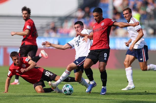 25.07.2026, Fussball Testspiel, SV Wehen Wiesbaden - FC Bayern München, v.l., Robin Kalem (SV Wehen Wiesbaden), Felipe Chavez (FC Bayern München), Simon Stehle (SV Wehen Wiesbaden) DFL DFB REGULATIONS PROHIBIT ANY USE OF PHOTOGRAPHS AS IMAGE SEQUENCES AND OR QUASI-VIDEO. xdcx *** July 25, 2026, Soccer Friendly Match, SV Wehen Wiesbaden vs. FC Bayern Munich, from left: Robin Kalem (SV Wehen Wiesbaden), Felipe Chavez, FC Bayern Munich; Simon Stehle, SV Wehen Wiesbaden. DFL and DFB regulations prohibit any use of photographs as image sequences and or quasi-video. xdcx Copyright: HMBxMedia Claus