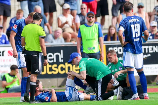 Adrian Gantenbein (FC Schalke 04) wird am rechten Knie behandelt und danach verletzt ausgewechselt, Friendly match, FC Schalke 04 v Fagiano Okayama, Silberstadtarena am 25. July 2026 in Schwaz, Österreich. (Foto von Marco Steinbrenner DeFodi Images) Adrian Gantenbein (FC Schalke 04) is receiving treatment on his right knee and is then substituted due to injury, Friendly match, FC Schalke 04 v Fagiano Okayama, Silberstadt Arena, July 25, 2026 in Schwaz, Austria. (Photo by Marco Steinbrenner DeFodi Images) - *** Adrian Gantenbein of FC Schalke 04 receives treatment on his right knee and is then substituted due to injury, Friendly match, FC Schalke 04 vs. Fagiano Okayama, Silberstadtarena on July 25, 2026, in Schwaz, Austria Photo by Marco Steinbrenner DeFodi Images Adrian Gantenbein of FC Schalke 04 is receiving treatment on his right knee and is then substituted due to injury, Friendly match, FC Schalke 04 vs. Fagiano Okayama, Silberstadt Arena, July 25, 2026, in Schwaz, Austria. Photo by Marco Steinbrenner, DeFodi Images