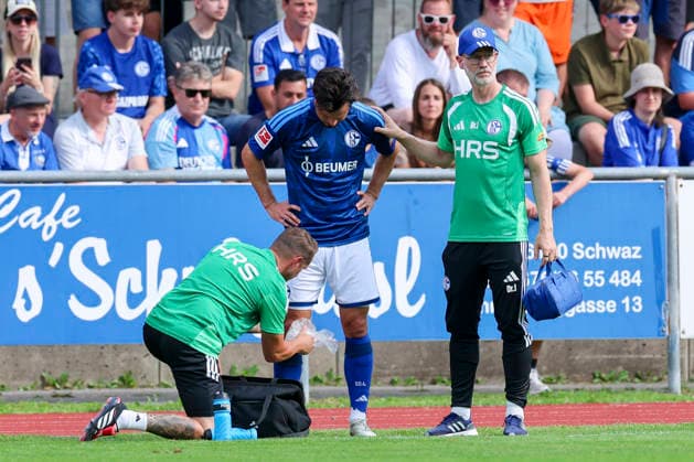 Adrian Gantenbein (FC Schalke 04) wird am rechten Knie behandelt und danach verletzt ausgewechselt, Friendly match, FC Schalke 04 v Fagiano Okayama, Silberstadtarena am 25. July 2026 in Schwaz, Österreich. (Foto von Marco Steinbrenner DeFodi Images) Adrian Gantenbein (FC Schalke 04) is receiving treatment on his right knee and is then substituted due to injury, Friendly match, FC Schalke 04 v Fagiano Okayama, Silberstadt Arena, July 25, 2026 in Schwaz, Austria. (Photo by Marco Steinbrenner DeFodi Images) - *** Adrian Gantenbein of FC Schalke 04 receives treatment on his right knee and is then substituted due to injury, Friendly match, FC Schalke 04 vs. Fagiano Okayama, Silberstadtarena on July 25, 2026, in Schwaz, Austria Photo by Marco Steinbrenner DeFodi Images Adrian Gantenbein of FC Schalke 04 is receiving treatment on his right knee and is then substituted due to injury, Friendly match, FC Schalke 04 vs. Fagiano Okayama, Silberstadt Arena, July 25, 2026, in Schwaz, Austria. Photo by Marco Steinbrenner, DeFodi Images