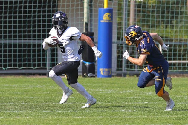 GFL2: Leipzig Lions vs. Langenfeld Longhorns, 25.07.2026 Nathan Falconi ( 5, Langenfeld Longhorns) verfolgt von Sebastian Trittenbach ( 13, LB, Leipzig Lions). German Football League 2 Gruppe Nord, Saison 2026: Leipzig Lions vs. Langenfeld Longhorns am 25.07.2026 im Sportpark Camillo Ugi, Markkleeberg. *** GFL2 Leipzig Lions vs. Langenfeld Longhorns, July 25, 2026 Nathan Falconi 5, Langenfeld Longhorns, covered by Sebastian Trittenbach 13, LB, Leipzig Lions German Football League 2 North Division, 2026 season Leipzig Lions vs. Langenfeld Longhorns on July 25, 2026, at Sportpark Camillo Ugi, Markkleeberg Copyright: xBEAUTIFULxSPORTS JanxKaeferx