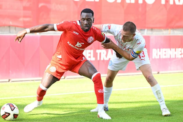 Fussball-Bundesliga - Saison 2026 27 Bruchweg-Stadion - Testspiel 25.07.26 1. FSV Mainz 05 (mz) - Holstein Kiel (ki) 3:0 Sheraldo BECKER (1. FSV Mainz 05), li - Ivan NEKIC (ki) Fussball-Bundesliga - 1. FSV Mainz 05 *** 2026–27 Bundesliga Season, Bruchweg Stadium, Friendly Match, July 25, 2026: FSV Mainz 05 vs. Holstein Kiel, 3–0; Sheraldo BECKER (1) for FSV Mainz 05, li Ivan NEKIC ki German Bundesliga 1 FSV Mainz 05