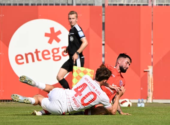 Fussball-Bundesliga - Saison 2026 27 Bruchweg-Stadion - Testspiel 25.07.26 1. FSV Mainz 05 (mz) - Holstein Kiel (ki) 3:0 Bodenkampf Leon PARDUZI(ki), vorne - Marco RICHTER (1. FSV Mainz 05) Fussball-Bundesliga - 1. FSV Mainz 05 *** German Bundesliga 2026–27 Season, Bruchweg Stadium, Friendly Match, July 25, 2026, 1 FSV Mainz 05 vs. Holstein Kiel, 3–0, Ground Battle, Leon PARDUZI, in front: Marco RICHTER, 1 FSV Mainz 05, German Bundesliga, 1 FSV Mainz 05