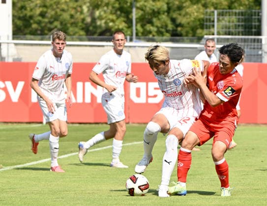 Fussball-Bundesliga - Saison 2026 27 Bruchweg-Stadion - Testspiel 25.07.26 1. FSV Mainz 05 (mz) - Holstein Kiel (ki) 3:0 Hiroki mSEKINE (ki), li - Sota KAWASAKI (1. FSV Mainz 05) Fussball-Bundesliga - 1. FSV Mainz 05 *** German Bundesliga 2026–27 Season, Bruchweg Stadium, Friendly Match, July 25, 2026: 1 FSV Mainz 05 vs. Holstein Kiel, 3–0, Hiroki Sekine, li Sota KAWASAKI 1 FSV Mainz 05 Soccer Bundesliga 1 FSV Mainz 05